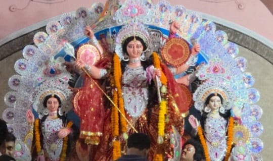 पूजा पंडालों के खुले पट, भक्त मां के दर्शन कर हुए निहाल