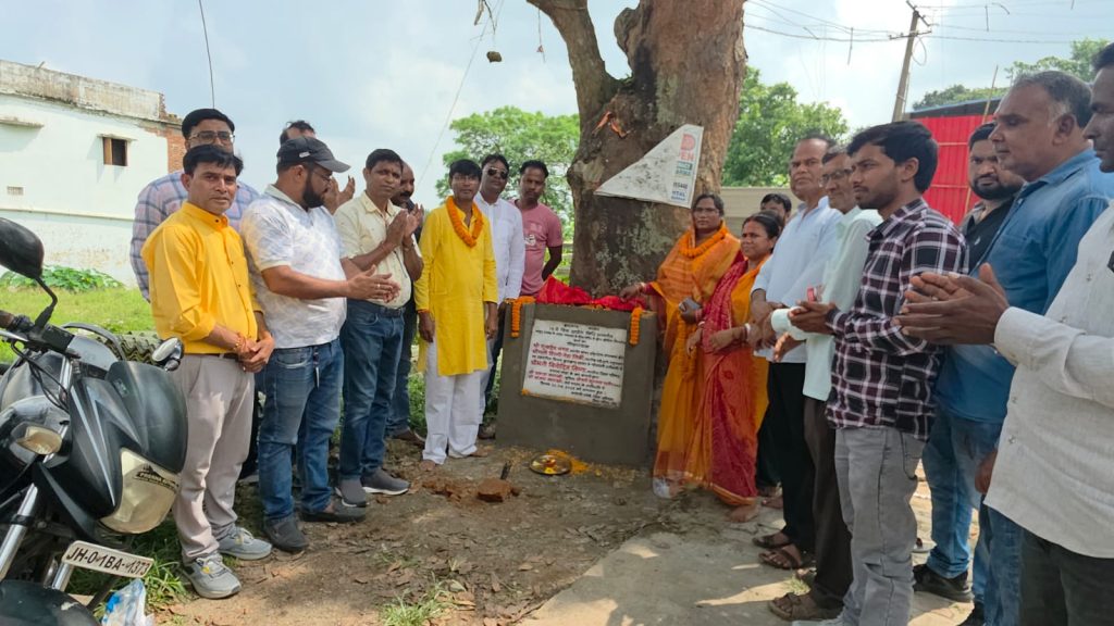 जिप सदस्य ने बोरवेल निर्माण कार्य का किया शिलान्यास