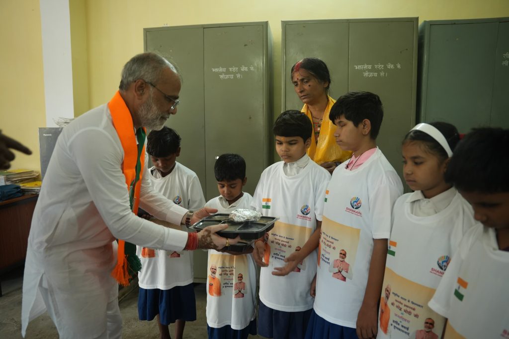 सेवा ही सच्चा उत्सव: शंकर दुबे ने जरूरतमंदों के साथ मनाया पीएम मोदी का जन्मदिन