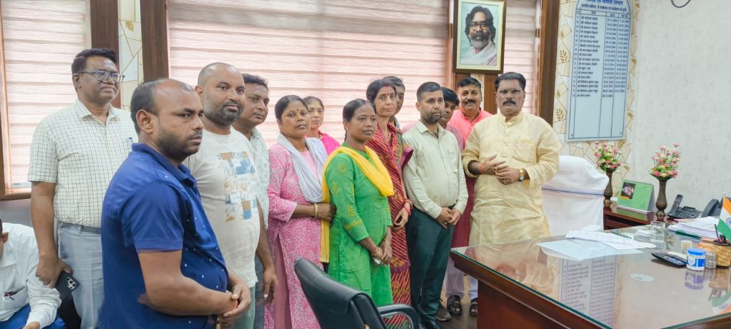 नौकरी से हटाए गए स्वच्छ भारत मिशन के प्रखंड समन्वयक मिले मंत्री से