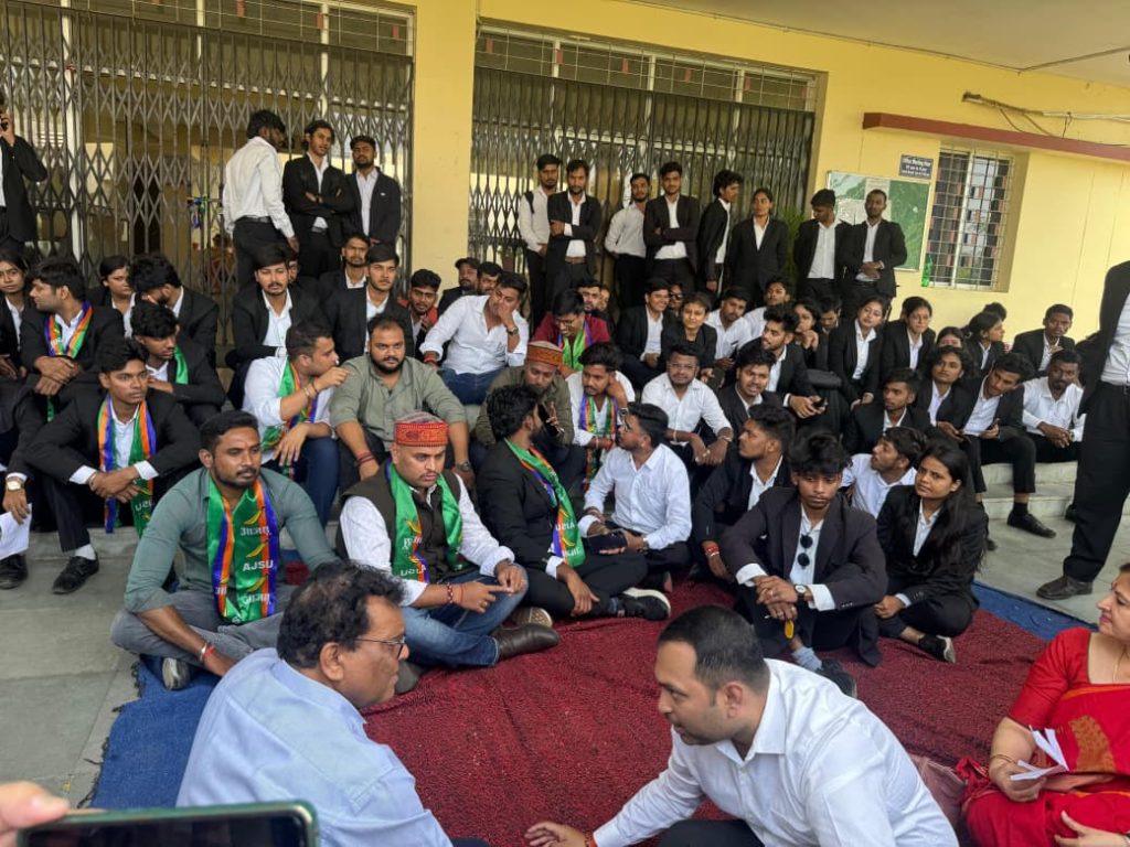 आजसू ने रांची विश्विद्यालय के इंस्टीट्यूट ऑफ लीगल स्टडीज में किया तालाबंदी