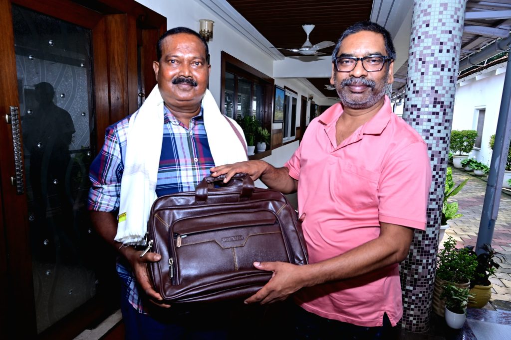 मुख्यमंत्री श्री हेमन्त सोरेन ने विशेष शाखा के हवलदार श्री दिलीप तिर्की को उनकी सेवानिवृत्ति पर किया सम्मानित।