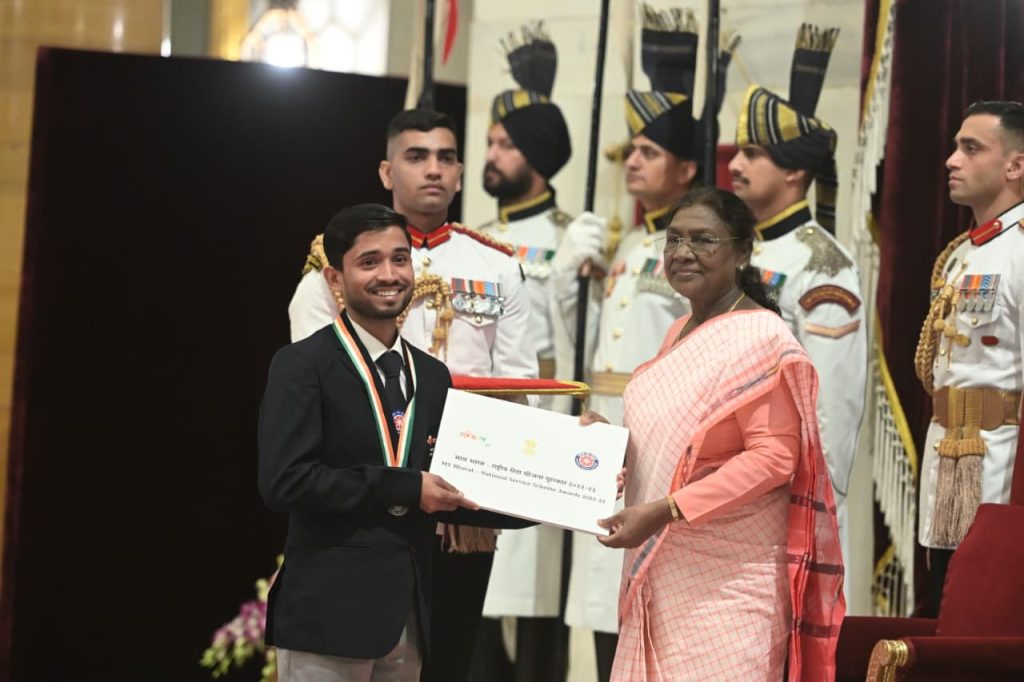 राँची विश्वविद्यालय के दिवाकर और दीक्षा महामहिम राष्ट्रपति महोदया से सम्मानित हुए