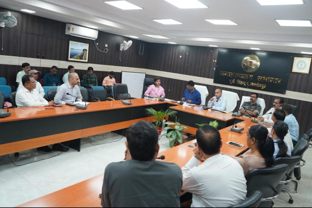 घाटशिला उपचुनाव में शामिल मतदान और सुरक्षा कर्मियों को मिलेगी कैशलेस चिकित्सा सुविधा: उपायुक्त