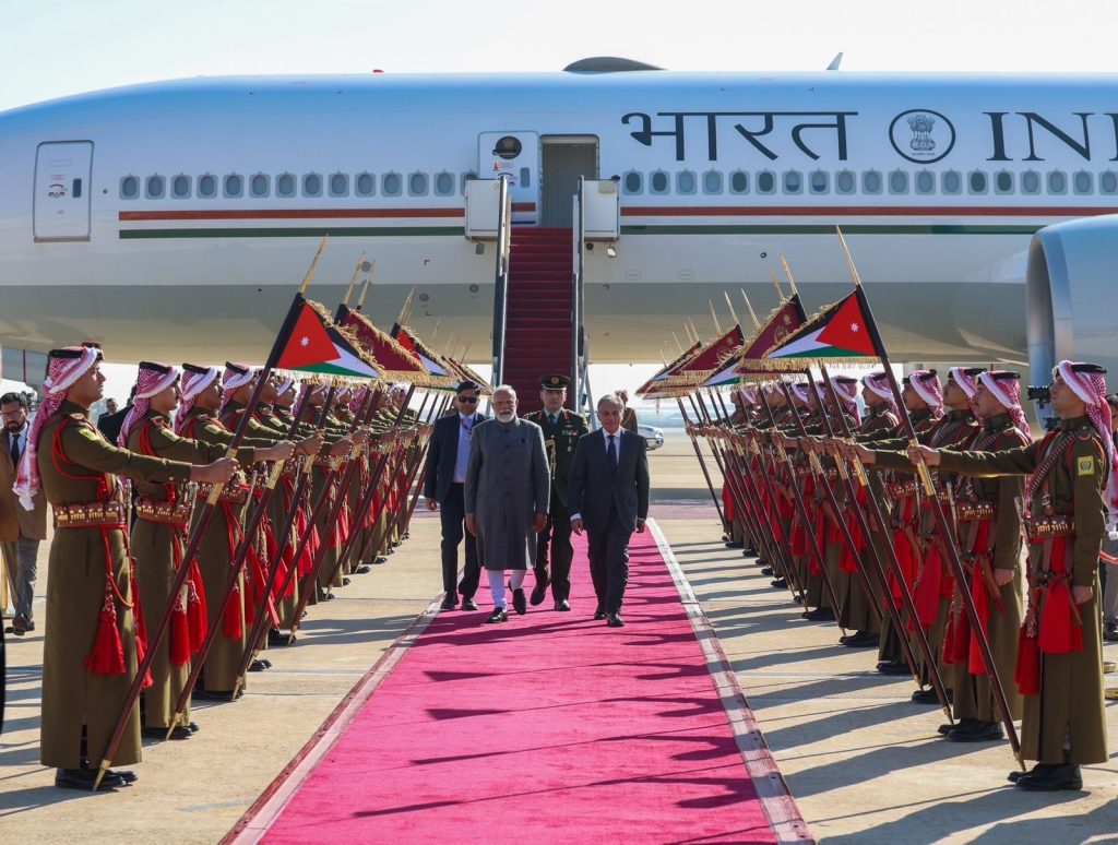 जॉर्डन पहुंचे प्रधानमंत्री, एयरपोर्ट पर प्रधानमंत्री डॉ हसन ने किया स्वागत