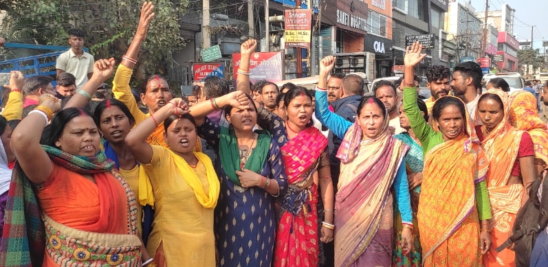 युवक का शव मिलने पर आक्रोशित लोगों ने किया सड़क जाम