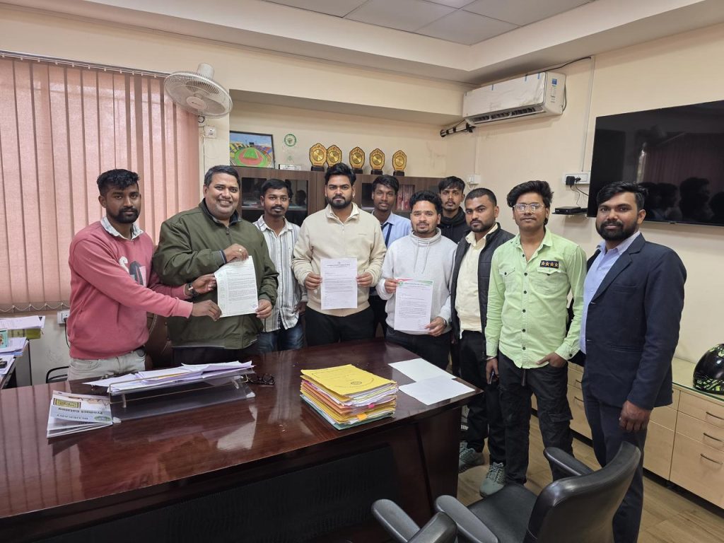 डीएसपीएमयू में प्रस्तावित जायका फूड फेस्ट का विरोध, छात्र संगठनों ने कुलसचिव को सौंपा ज्ञापन