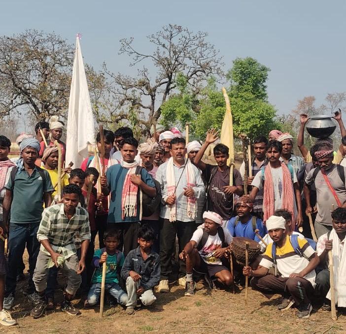 ढोल नगाड़े की गुंज पर झूमते हुए विशु शिकार पर रवाना हुए ग्रामीण