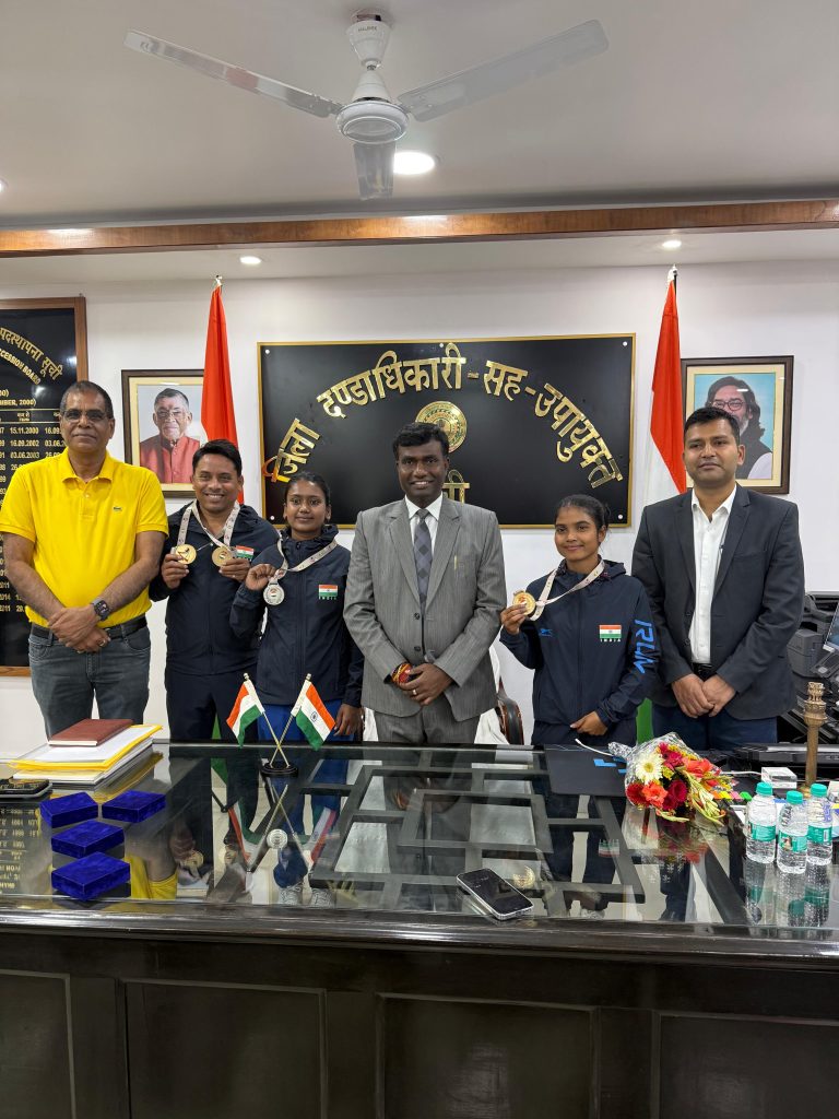 एशियन चैंपियनशिप में शानदार प्रदर्शन करने वाले खिलाड़ियों ने जिला दंडाधिकारी-सह-उपायुक्त, रांची श्री मंजूनाथ भजंत्री से की शिष्टाचार मुलाकात