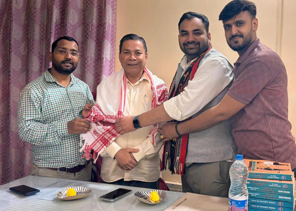 डॉ. कुमार आदितेंद्र नाथ शाह देव को प्रभारी निदेशक कंस्टीट्यूट कॉलेज बनने पर एलुमनाई एसोसिएशन ने किया सम्मानित