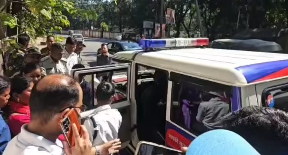 नवजात बच्चे की बरामदगी की मांग को लेकर एसएसपी आवास के बाहर आत्मदाह करने पहुंची महिला हिरासत में